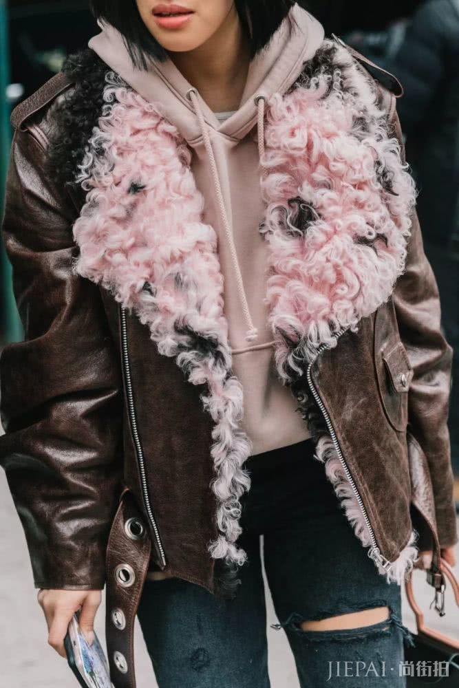 卫衣+牛仔裤=在2018秋冬街拍真的时髦炸了