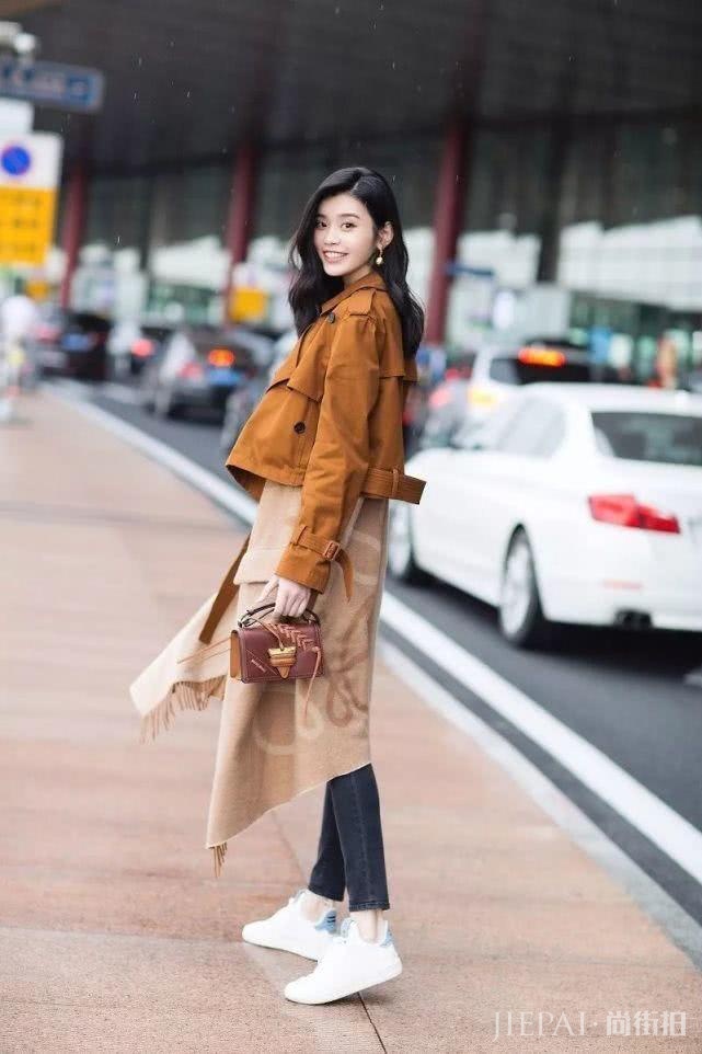 维密超模何穗奚梦瑶撞衫，穿同一款拼色风衣，谁更好看？