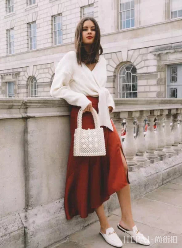 不知道冬天怎么穿？一条半裙，就能让你美到发光！