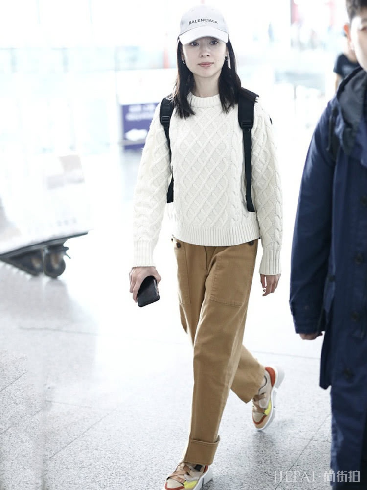 说土黄裤子穿着丑的,看看董洁和王子文的搭配,就知道什么叫美得高级了