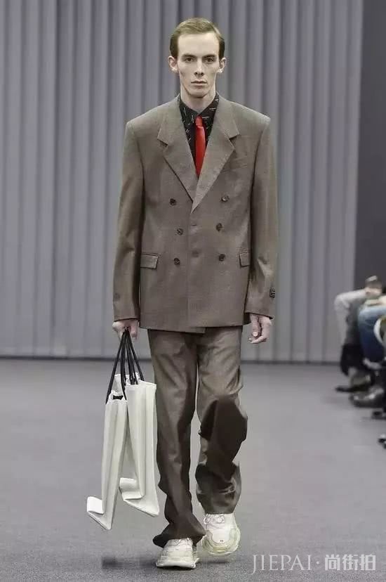 男人30岁穿西装才有范!但西装怎么穿有讲究,如果乱穿就会越穿越老