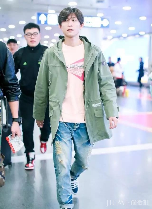 张一山机场街拍现新造型 头发拉直后大变样，四六分发型又痞又坏