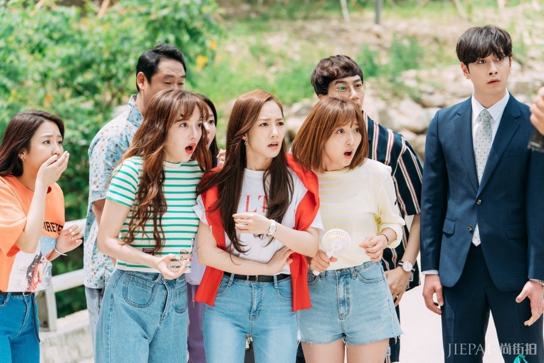 今年秋冬，毛衣的另一种流行穿法叫：披着穿