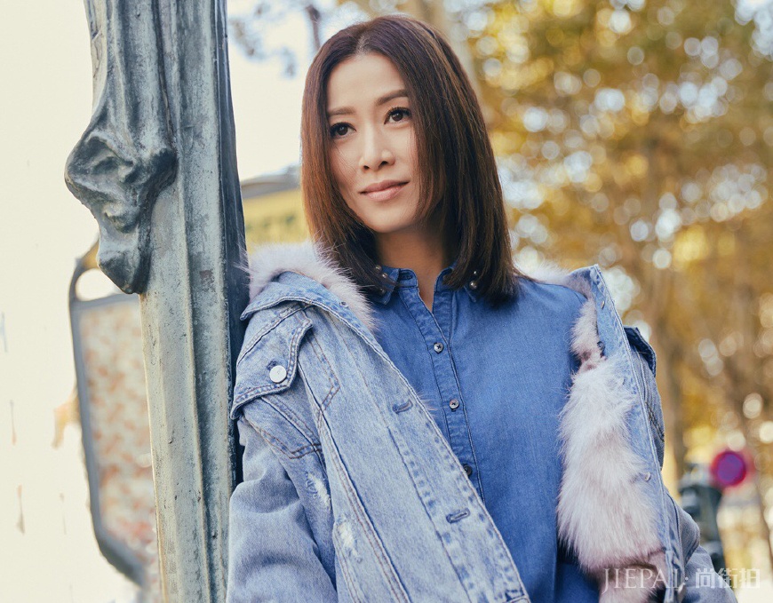 佘诗曼毛衣配短裙，同色系穿出高级感，她的搭配简直就是穿衣打扮的教科书