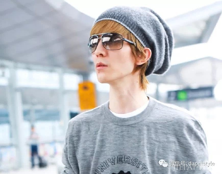 郭敬明现身机场,叠穿卫衣头戴针织帽,摘口罩的他解锁时尚新造型