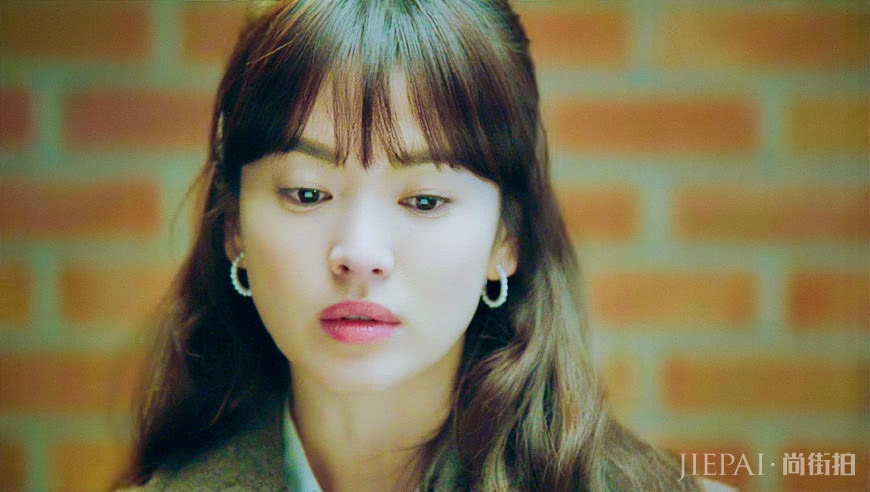 宋慧乔短发搭粉色连衣裙，清纯少女秒变职场女强，新剧照再度惊艳