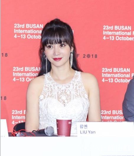 柳岩白裙温婉出席《张天志》釜山记者会 向张晋推荐自热小火锅