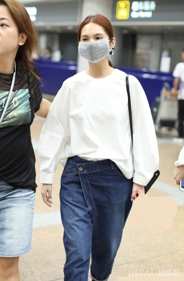 杨丞琳不好好穿裤子，歪到一边去了，鞋子也像缝了“银针”上去！