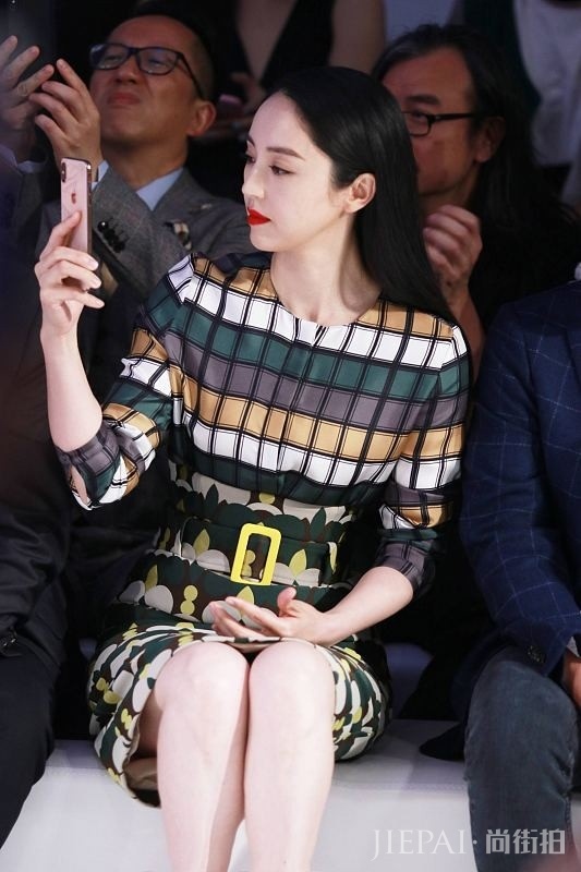 董璇亮相上海时装周看秀 雪肤红唇气质爆棚