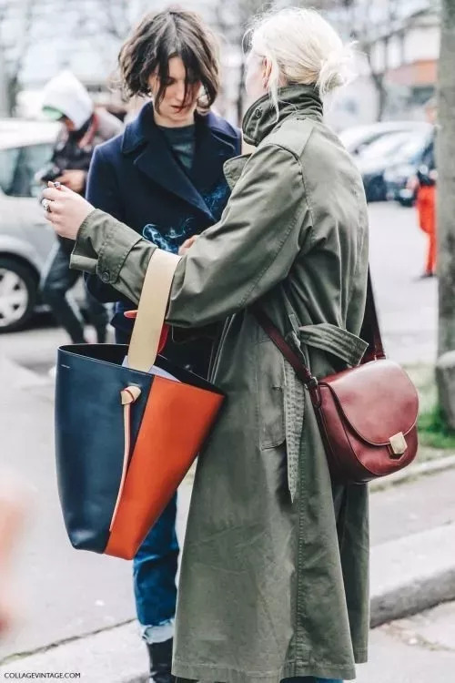 风衣+裙子，在2018的街拍中会美的很高级！