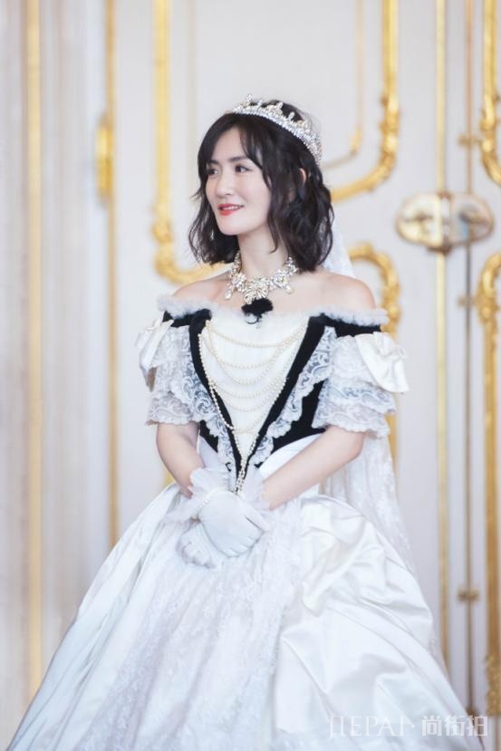 谢娜越来越会穿了!灰色毛衣配橙色高叉裙秀腿,美得像个小仙女