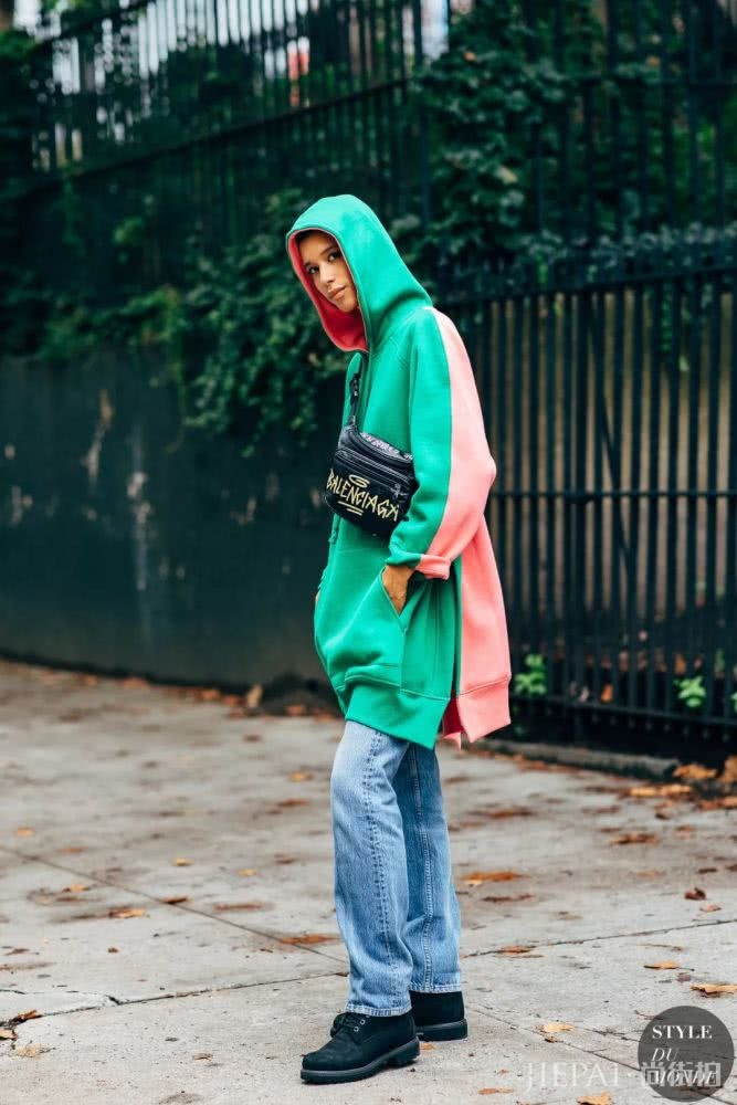 卫衣+牛仔裤=在2018秋冬街拍真的时髦炸了