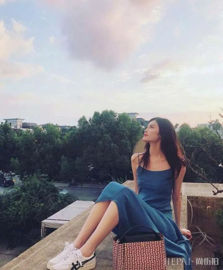 也就何穗这样的身材敢穿这件衣服了，不仅瘦还女人味十足！