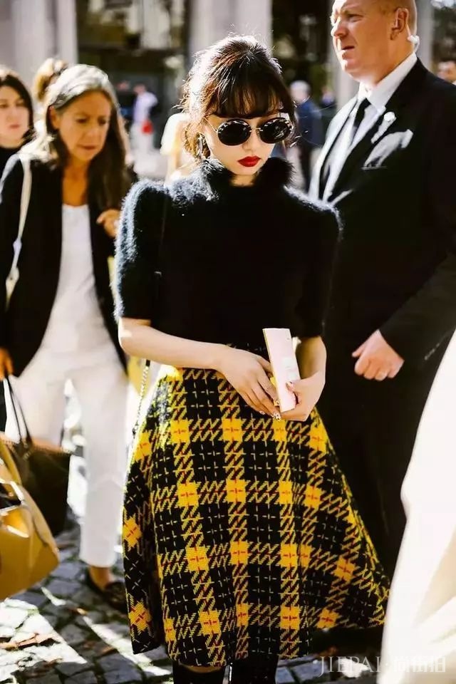 街头潮人告诉你 秋冬季度穿这6条裙子,美过一整年