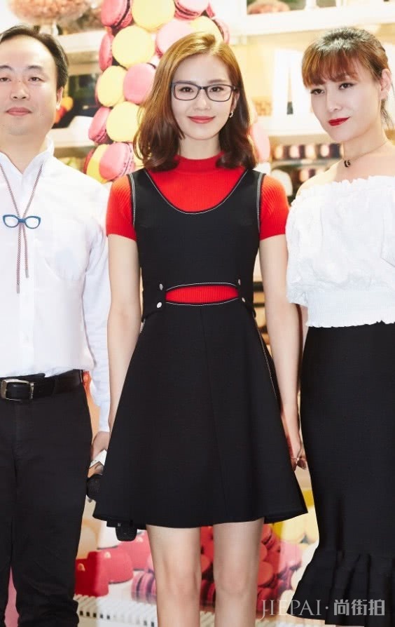 刘诗诗系腰带还故意把肚子露出来？这时尚感学不来