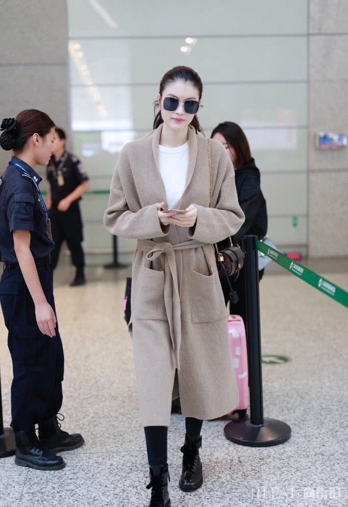何穗现身机场，针织大衣搭配打底裤，超模也怕冷！
