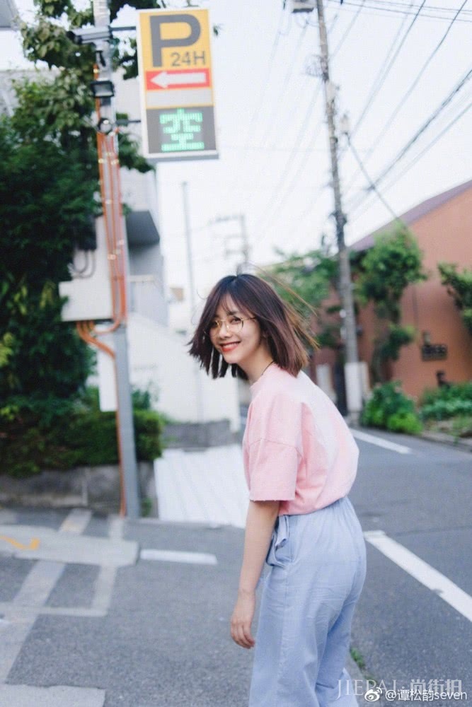 谭松韵丸子头配黑色连衣裙,秒变18岁美少女