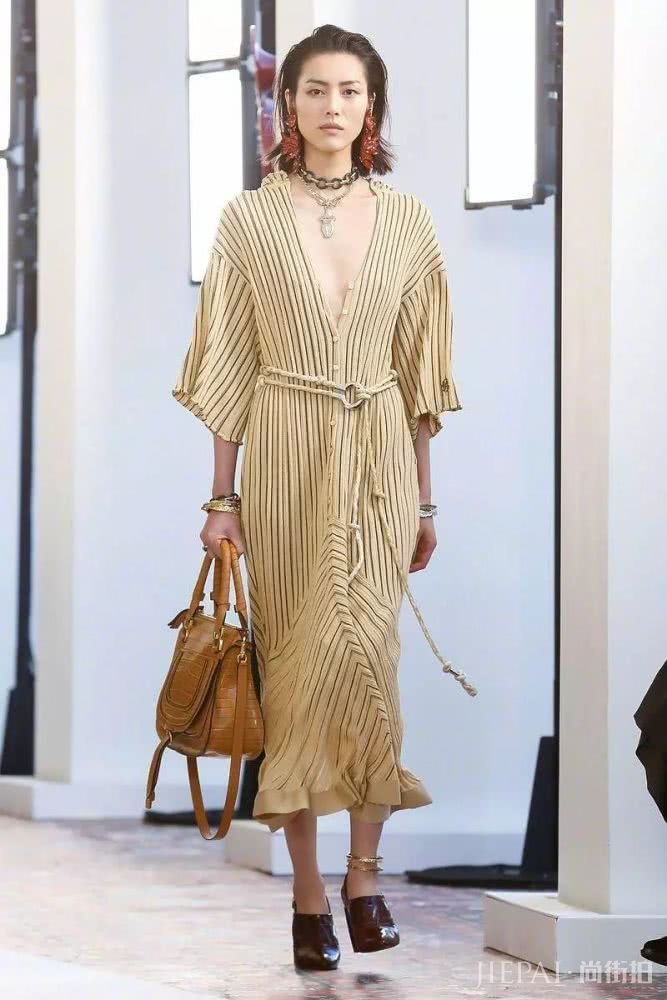 外网吹爆的厌世脸亚洲超模,原来也是非主流网红脸