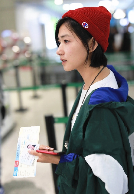 小红帽抢镜却配件绿上衣，36岁万茜满满少女感