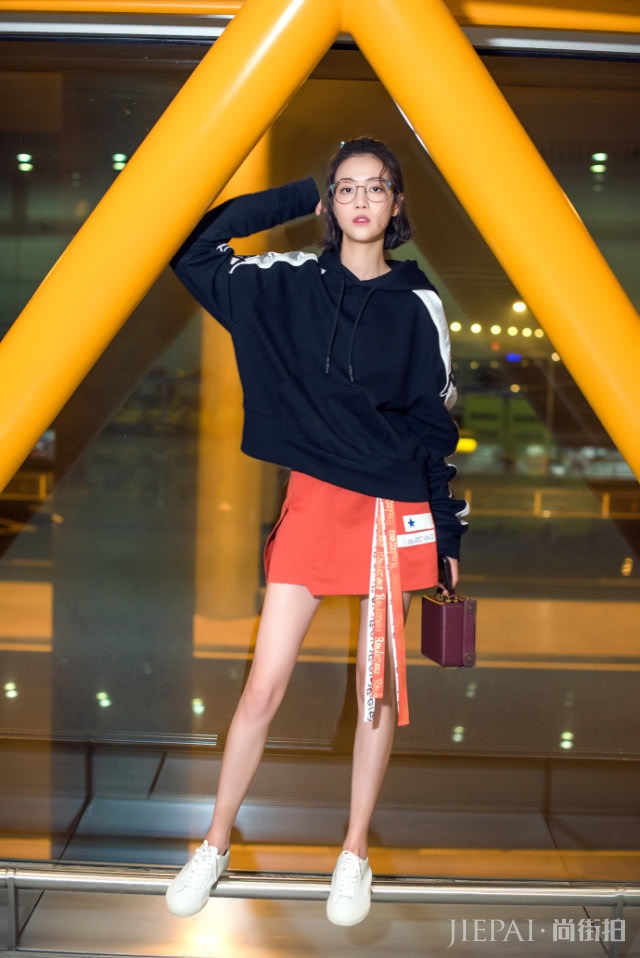 李溪芮最新机场造型不秀腿，毛衣搭了条粗裤子，居然更显气质