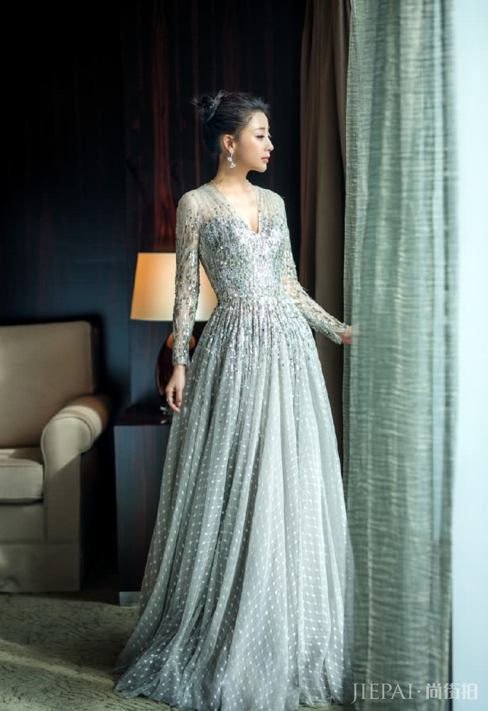 殷桃造型性感大方，一身连衣裙气场全开，但最大的亮点却是发际线