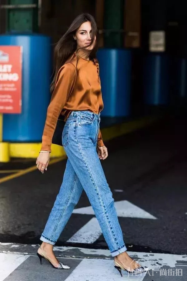 有了猫跟鞋，牛仔裤也能穿出优雅感！