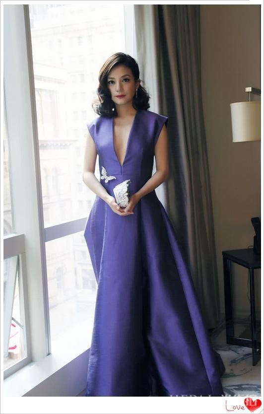 女人过了40岁就不穿格子衫？嫩出天际的赵薇告诉你：不存在的