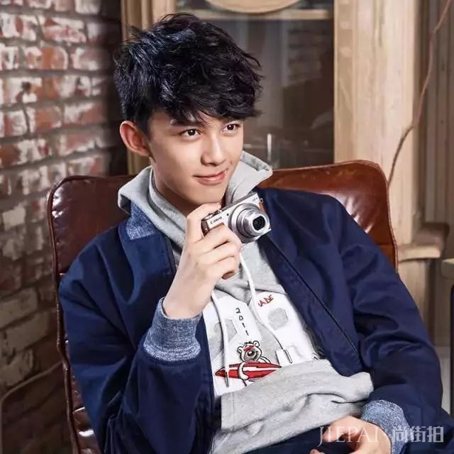 型男叠穿更容易出彩,增加衣层次感!