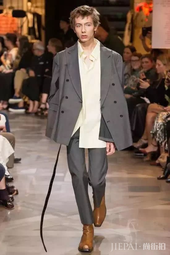 男人30岁穿西装才有范!但西装怎么穿有讲究,如果乱穿就会越穿越老