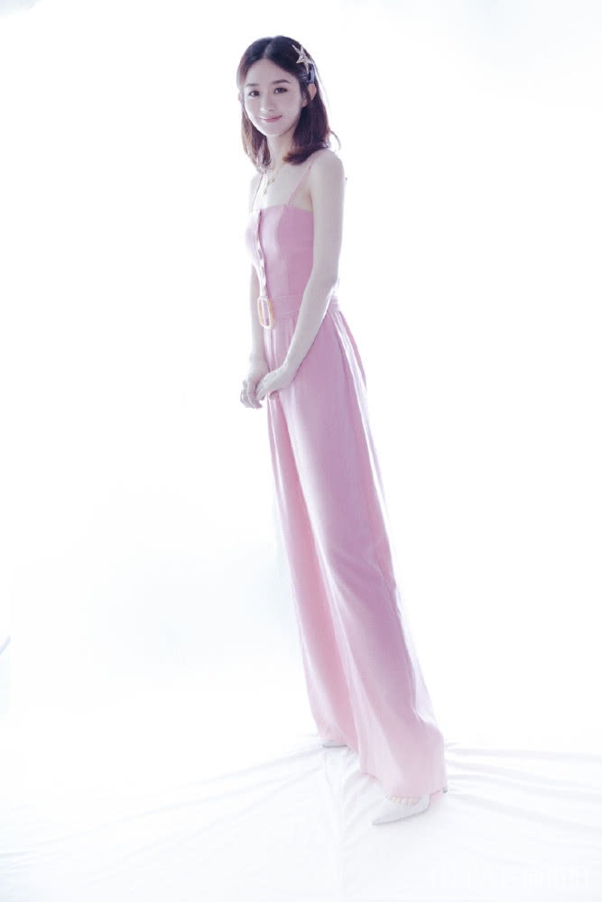 赵丽颖美呆了,一身粉色连衣裙搭配秒变18岁少女