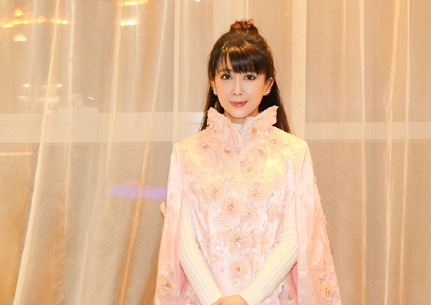 49岁孟庭苇冻龄靠吃素?演唱会上穿粉色斗篷套毛衣才是减龄重点