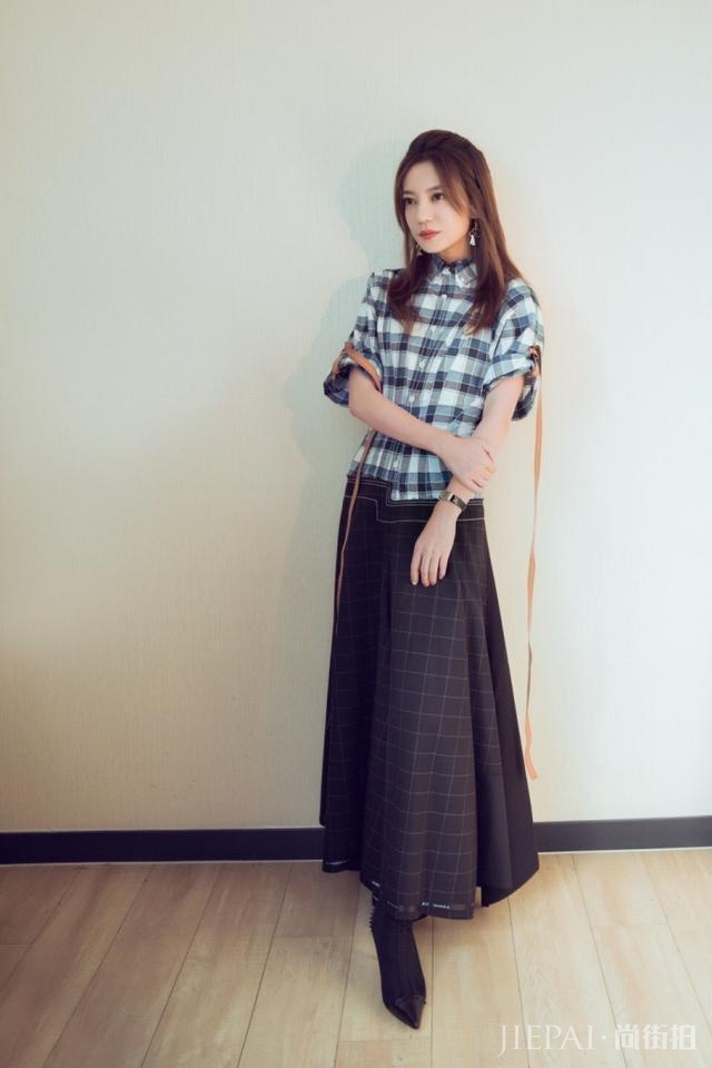 赵薇瘦后美得太高级!百褶裙搭出了少女感,身材终于配得上脸了