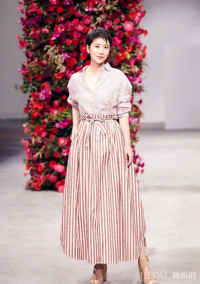 竖条纹也拯救不了海清的好身材!