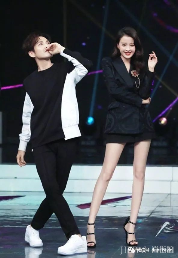 孙怡够猛!脚踩两根“细针”如履平地,近看连脚都被撑得变形