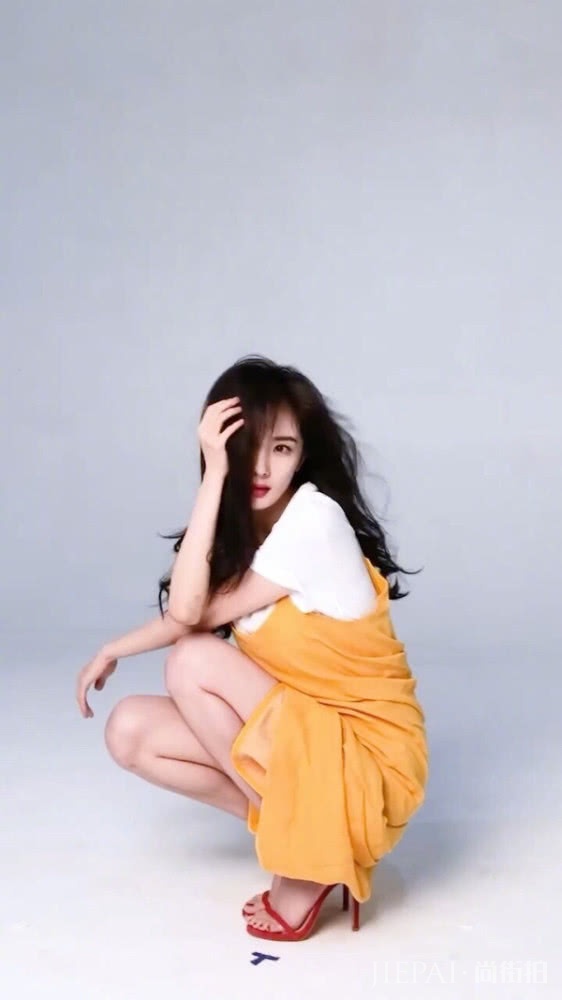 32岁杨幂硬穿出了18岁的样子!白色短袖+黄色吊带裙,真美