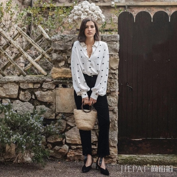 秋天女生们都穿什么鞋 茶系奶奶鞋在今年已成为最热单品