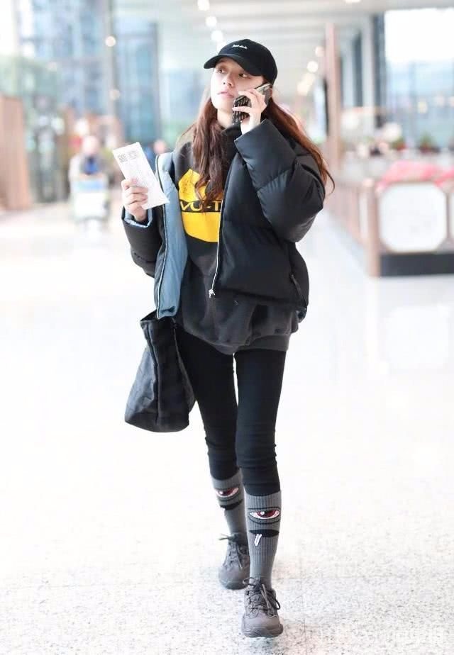 林允穿"怪物袜"现身机场,搭出了意外时髦感!