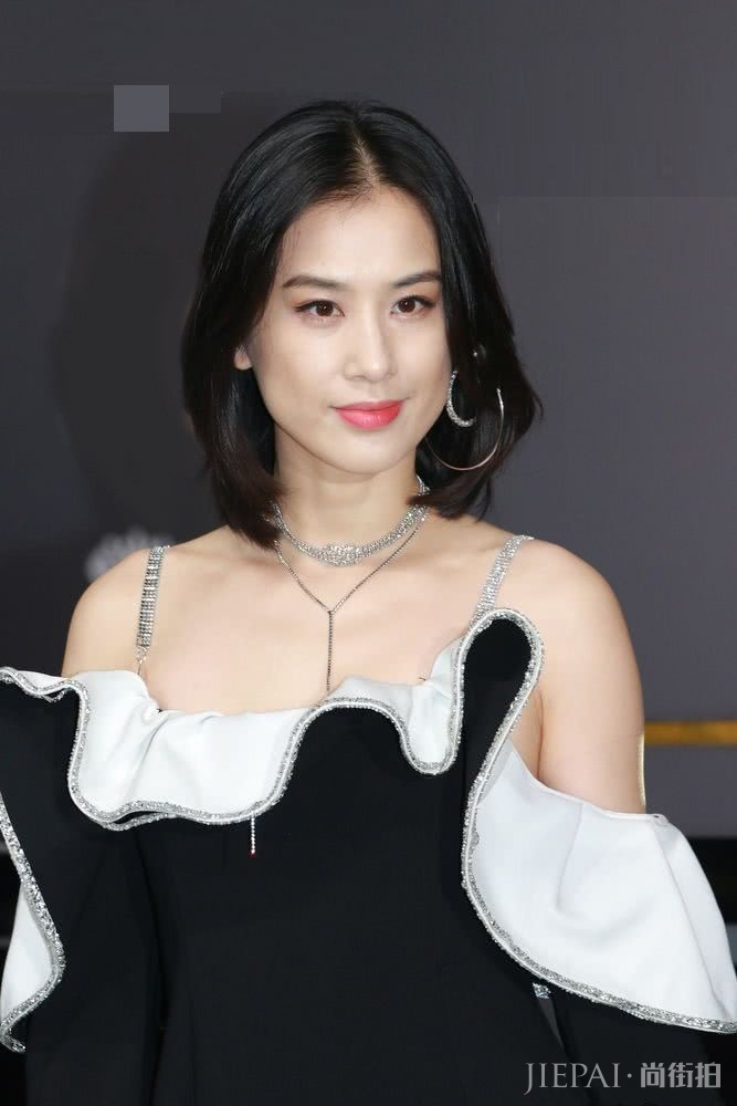 黄圣依又上演“锁骨杀”，两套黑色礼服相当美