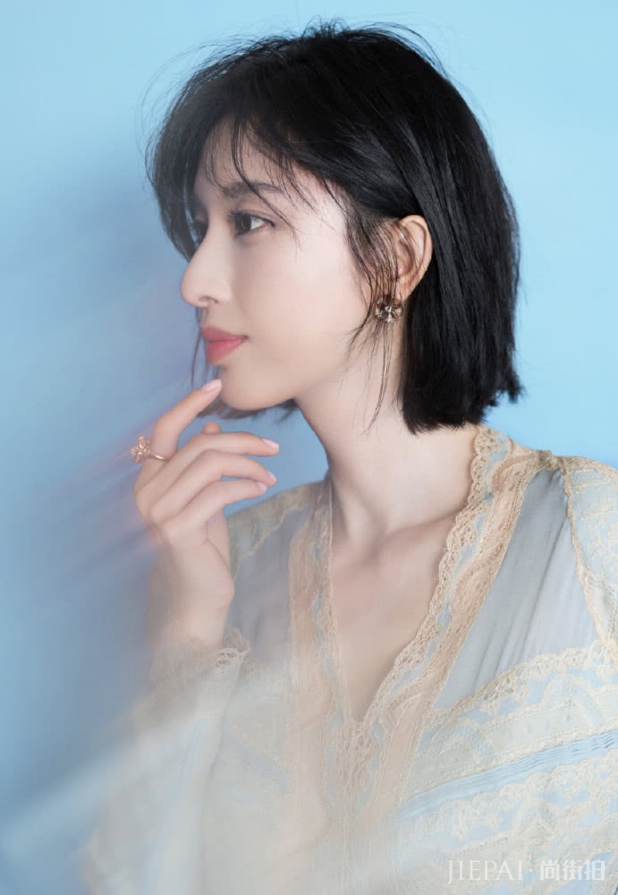 张俪穿搭走异域风格，一袭蓝色长裙性感优雅