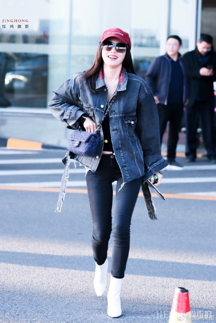 秦岚的裤子是有多窄，小细腿塞进去居然还能勒出肉，网友：太拼了