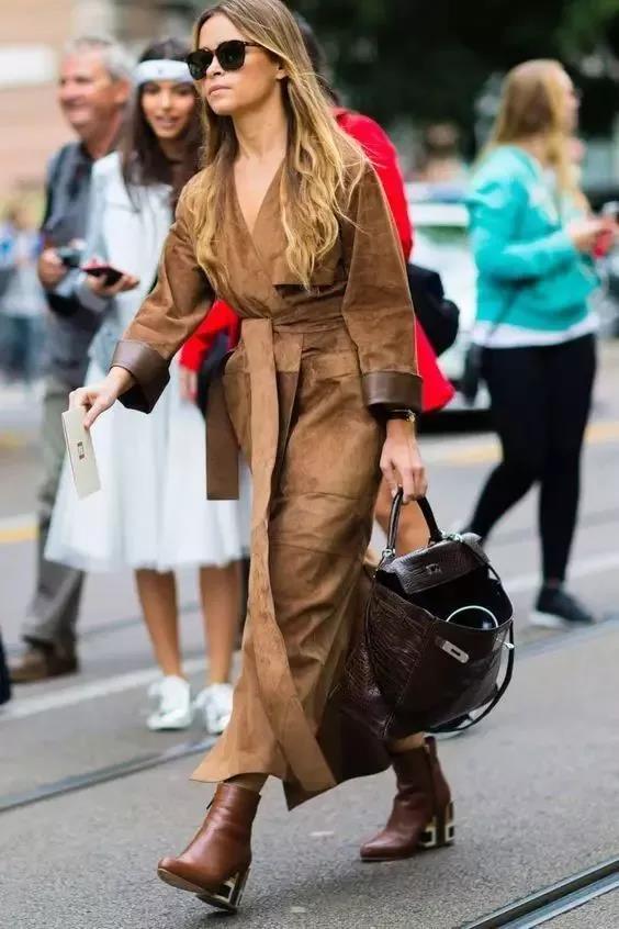 秋天穿什么颜色的衣服？把这2个颜色穿在一起就显高级