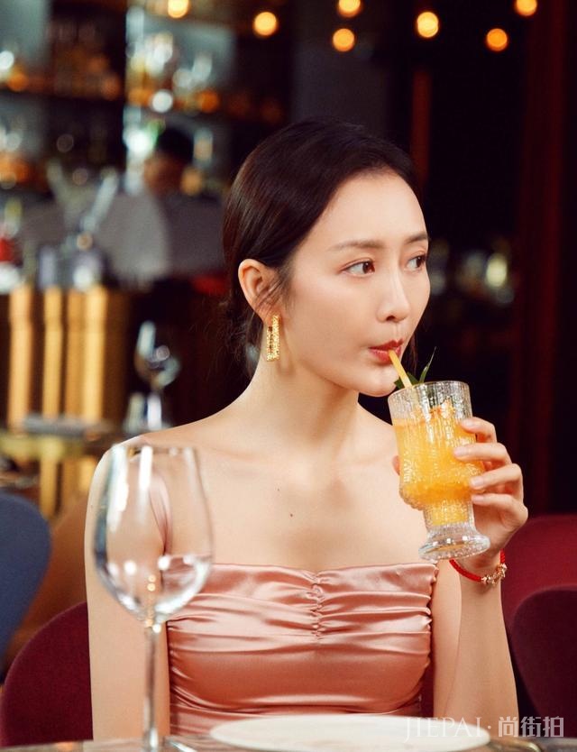 26岁迪丽热巴撞衫35岁王鸥,年龄相差9岁,穿衣打扮效果也蛮大