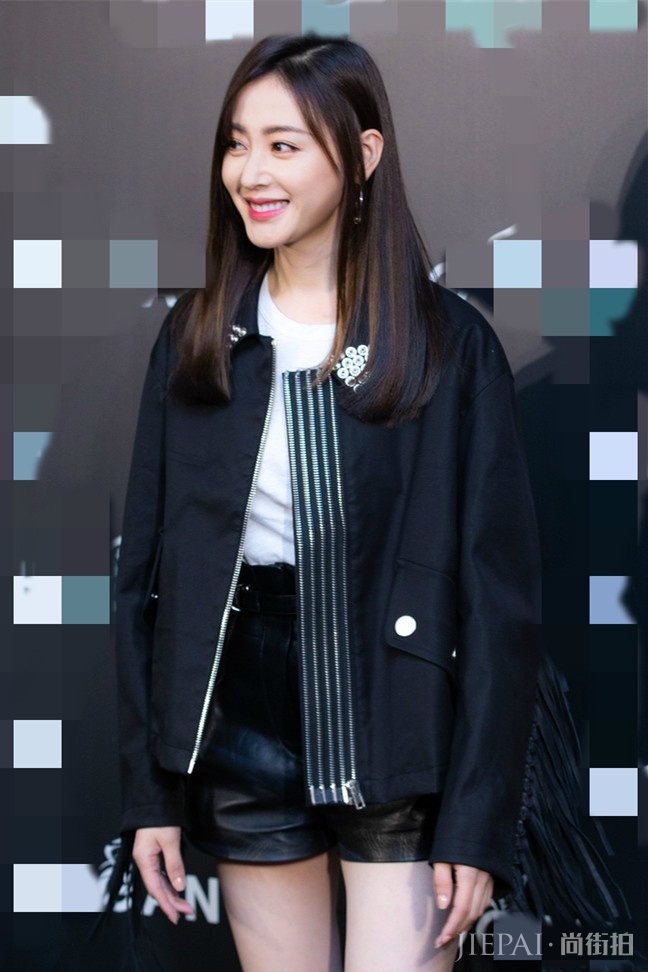 张天爱穿短裤现身，即使只穿双平底鞋，腿还是依然好看