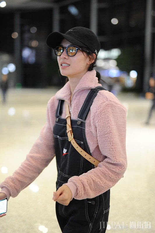 25岁钟楚曦穿背带裤素颜现身机场，变身女版“萧敬腾”