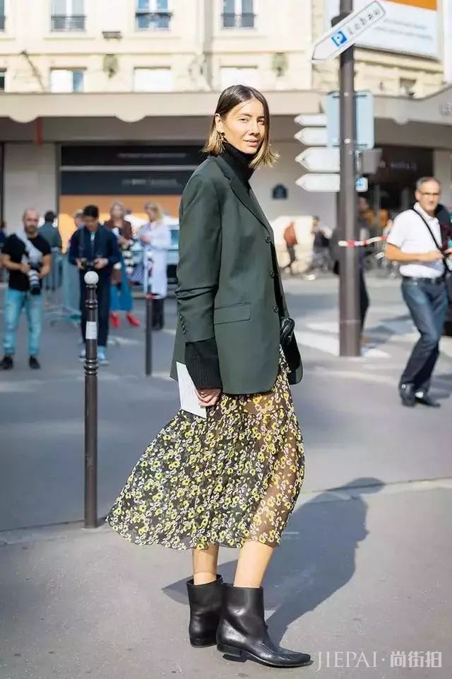 街头潮人告诉你 秋冬季度穿这6条裙子,美过一整年