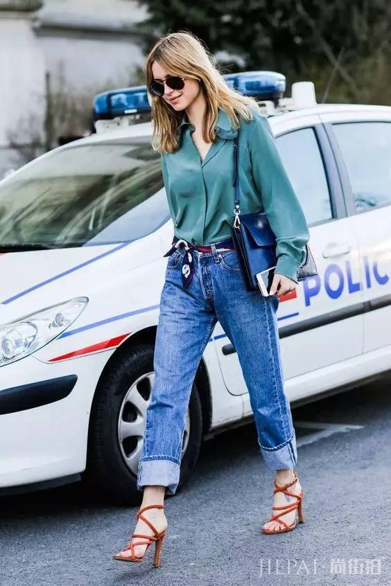 还在穿紧身裤?今秋这条“不正经”的裤子才最火!
