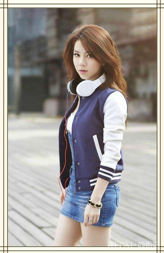 邓紫棋瘦成瓜子脸了？可牛仔裤像被大腿撑破一样，网友：都是假象