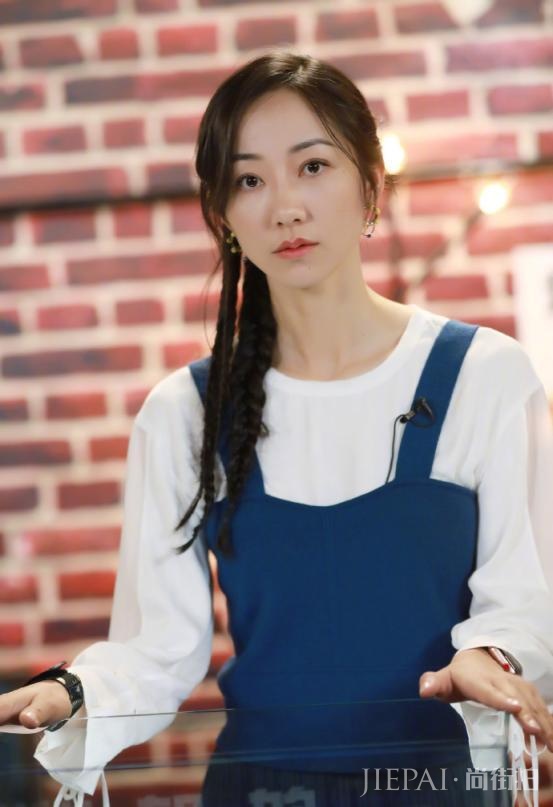 韩雪惊艳机场,私服出彩活动穿搭更是清新减龄!