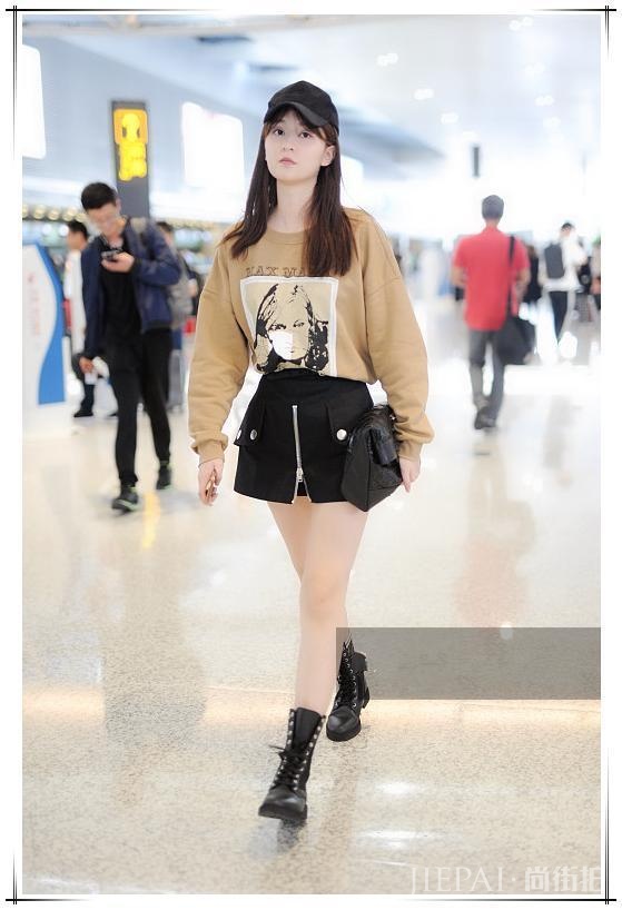 乔欣豁出去了,短裙就靠一根拉链支撑,网友:秀长腿也要有底线