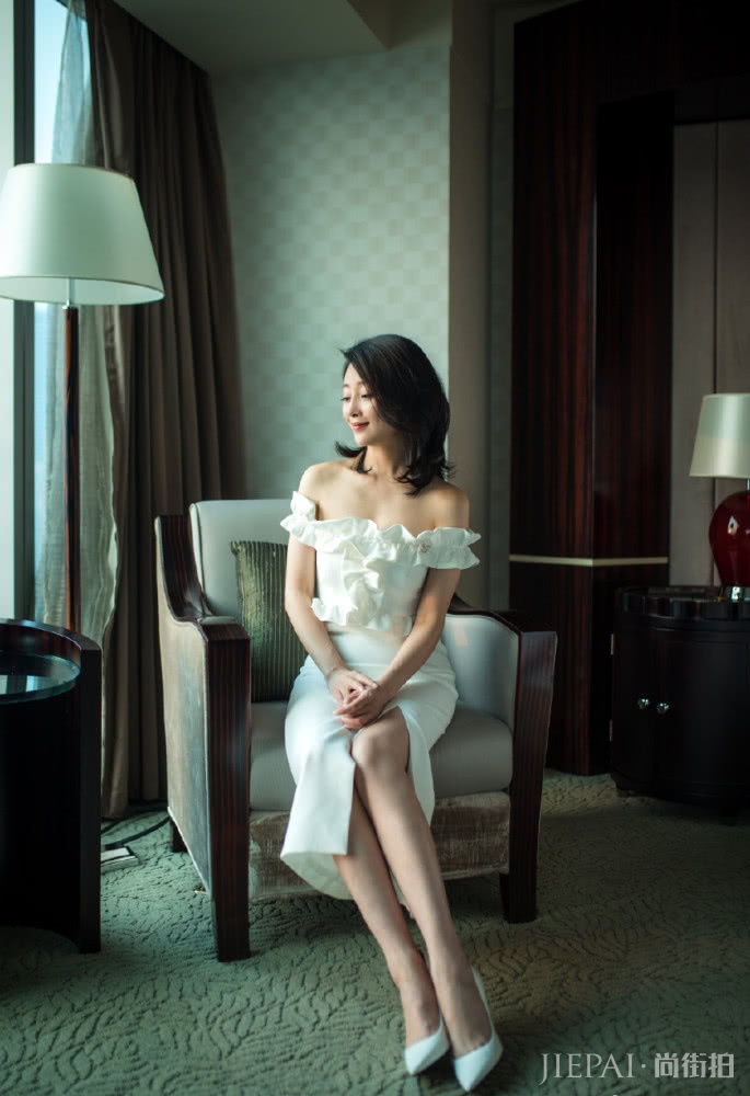 殷桃造型性感大方，一身连衣裙气场全开，但最大的亮点却是发际线